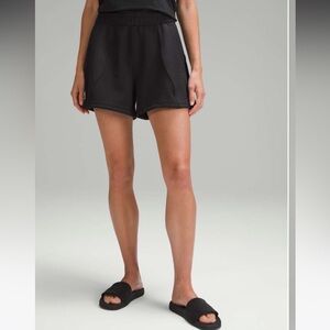 Lululemon Embossed Panel HR Shorts 4” black size L